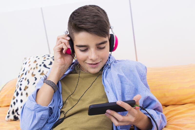 Песни которые слушают подростки. Школьники с телефоном СЛУШАЮТ музыку 2006 реальные фото. Listening on Phone.