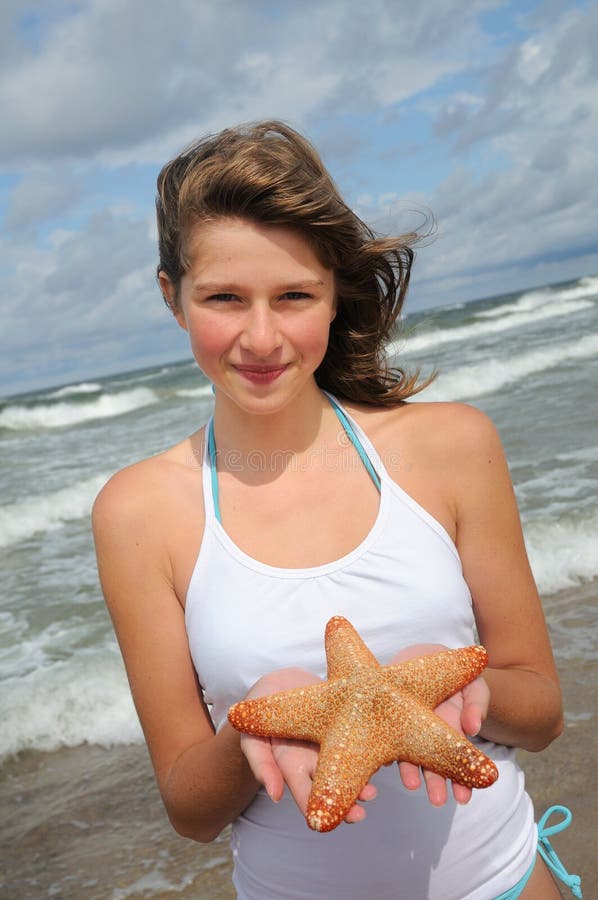 подросток starfish пляжа