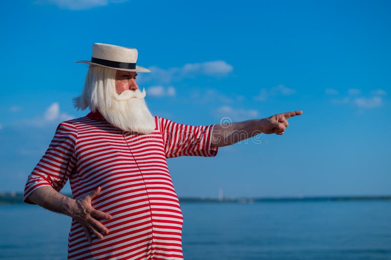 пожилой мужчина в полосатом ретро-купальнике и лодке на берегу моря  Стоковое Изображение - изображение насчитывающей природа, воссоздание:  220482387