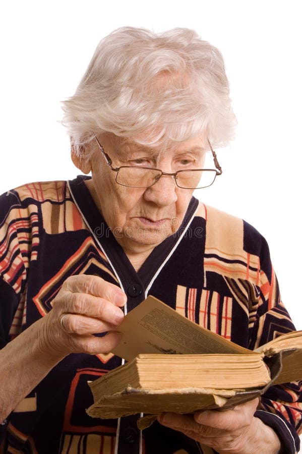 Пожилой человек с книгой. Пожилая женщина читает. Пожилая женщина читает суру. Старуха книга. Читать пенсионер