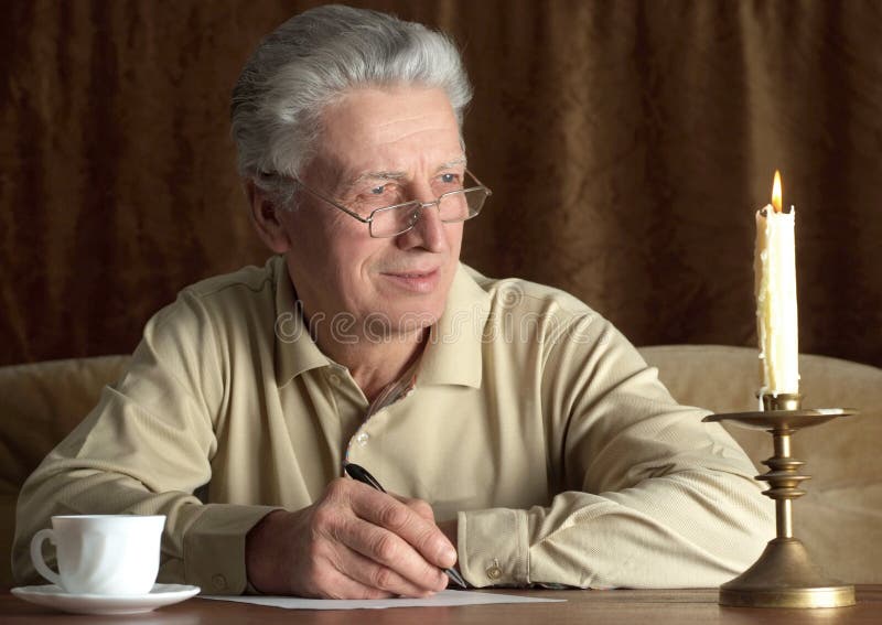 Пожилой задумчивый человек пишет письмо Стоковое Фото ...