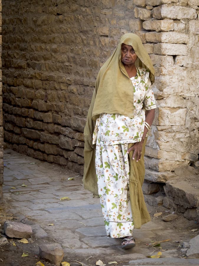 Иди сари сол. Одежда Стариков в Индии. Индийские пожилые женщины фото. Иисус ходил в Индию. Пенсионеры Индии фото.