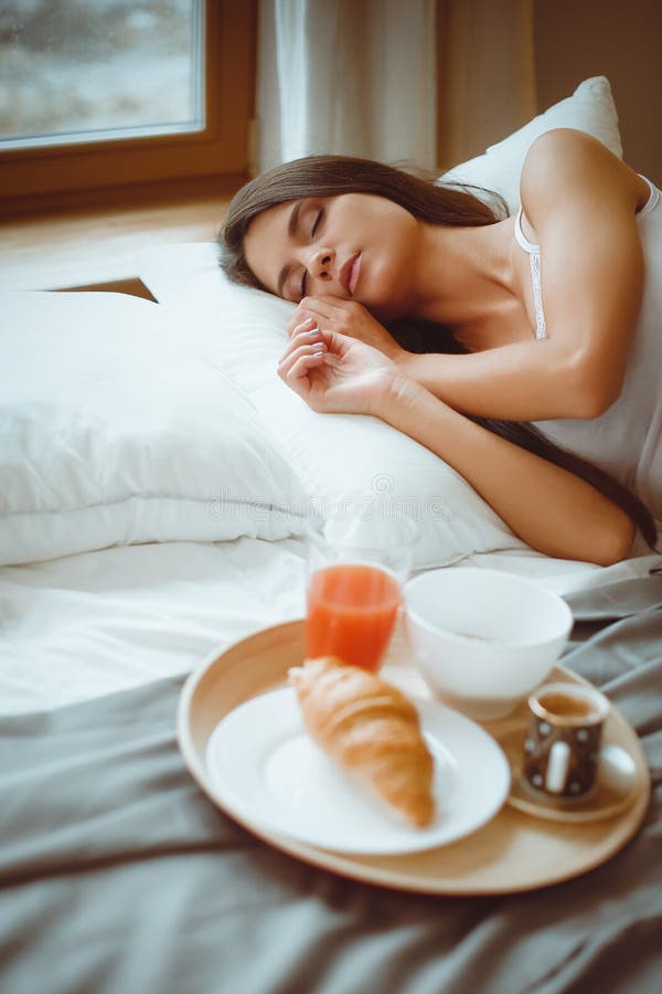 Кофе в постель девушке