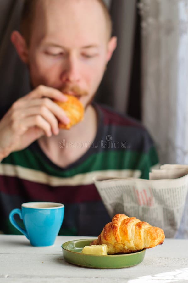 мужчина завтракает на кухне. мужчина завтракает. He eat. мужчина с хлопьями. Eating breakfast.