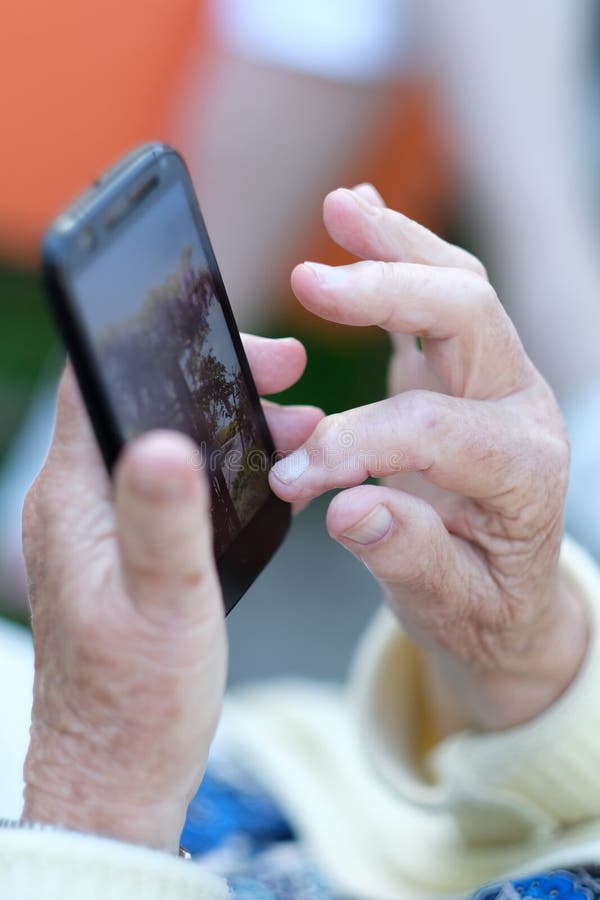 Смартфон для пенсионеров 2024. Смартфон в руке. Смартфон в руках пенсионера. Пожилые руки смартфон. Смартфон в руках у пожилого.