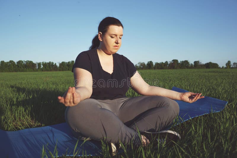 Йога body positive. Медитация для похудения. Overweight stock photos. Медитация весы