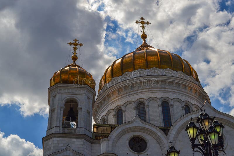 Храм Христа Спасителя купола голубое небо
