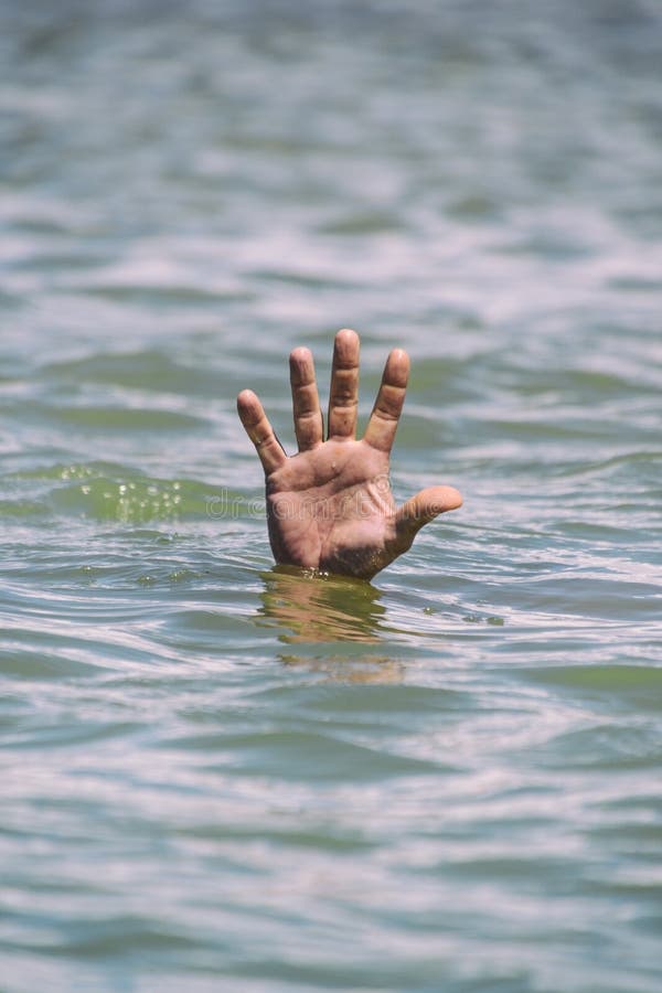Я утопаю в руках. Тонущий человек. Рука которая торчит из моря. Рука выглядывает из воды. Рука торчит из воды.