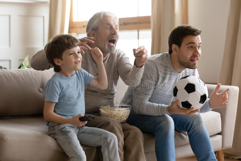 Звезды смотрят футбол. Поколение мужчин. Смотрим футбольный матч с семьей и детьми. Папа смотрит футбол.