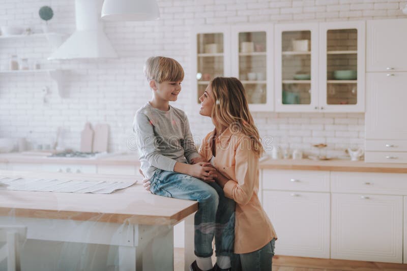 девушка стоит на кухне. мама на кухне. женщина кухонный гарнитур. кухня в руке у девушки. женщины на кухне без.