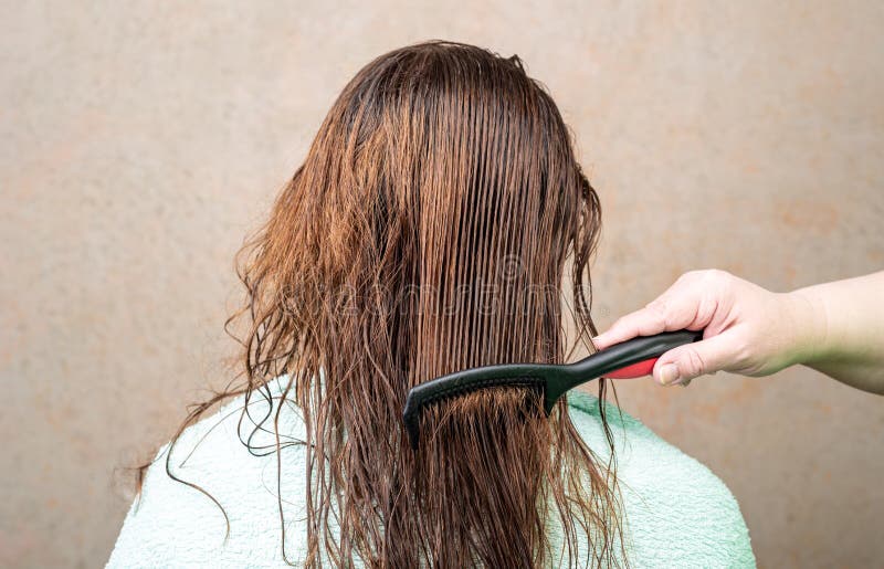 Можно расчесывать мокрые волосы после мытья. Расчесывать волосы после мытья. Расчесывать мокрые волосы. Волосы после мытья на расческе. Можно ли расчесывать мокрые волосы.