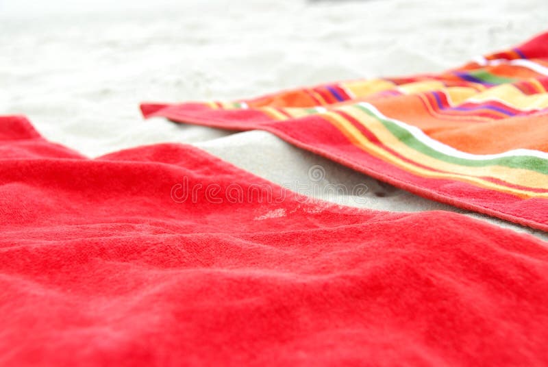 Полотенцем солнцем. Полотенце на песке. Пляж полотенце на песке. Полотенца пляжные на море. Полотенце свернутое на пляже.