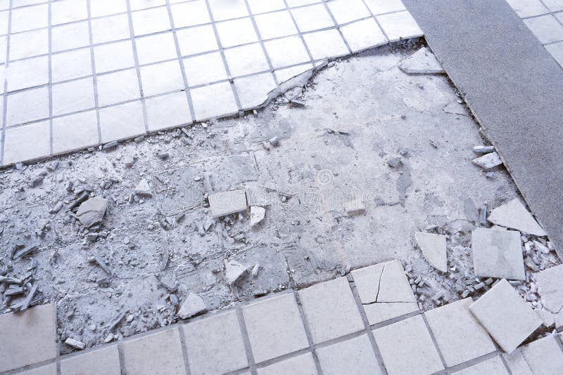 Разбил пол. Сломанная плитка. Разбитая плитка на полу. Разбитый тротуар. Разбитая плитка пола больницы.