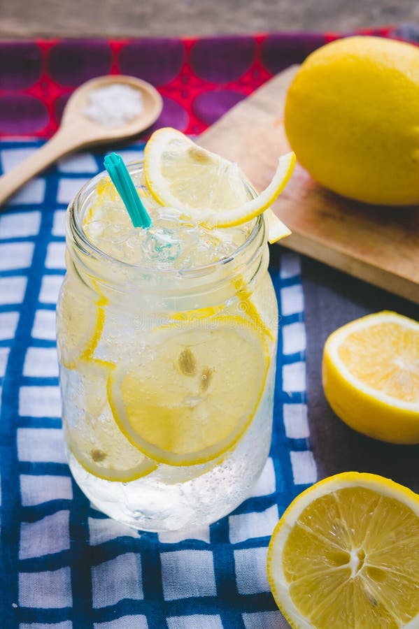 Сода вода лимонный сок. Лимонный сок. Сода и лимон. Лимон сок сода. Сода с лимоном и водой.