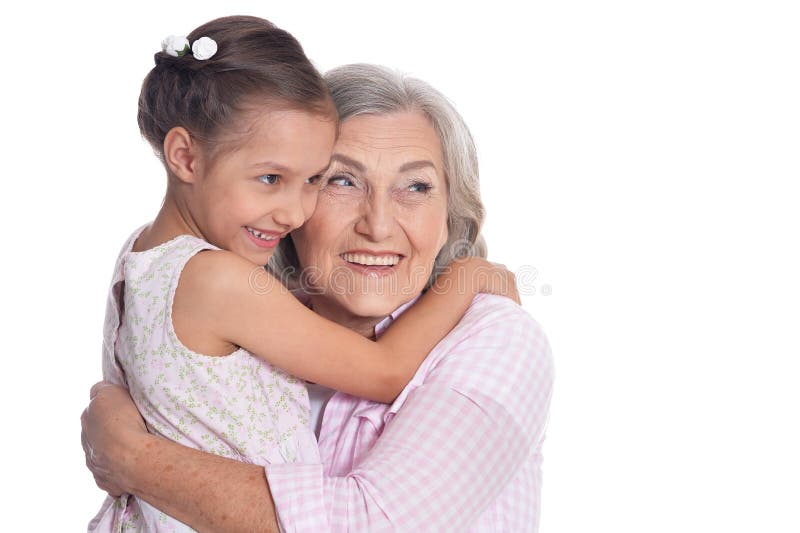 Обнимаю бабушку бабушку мою слушать. Обнимашки бабушки с внучкой. Женщина обнимает бабушку на белом фоне. Внучка обнимает бабушку. Бабушка обнимает маленькую внучку.