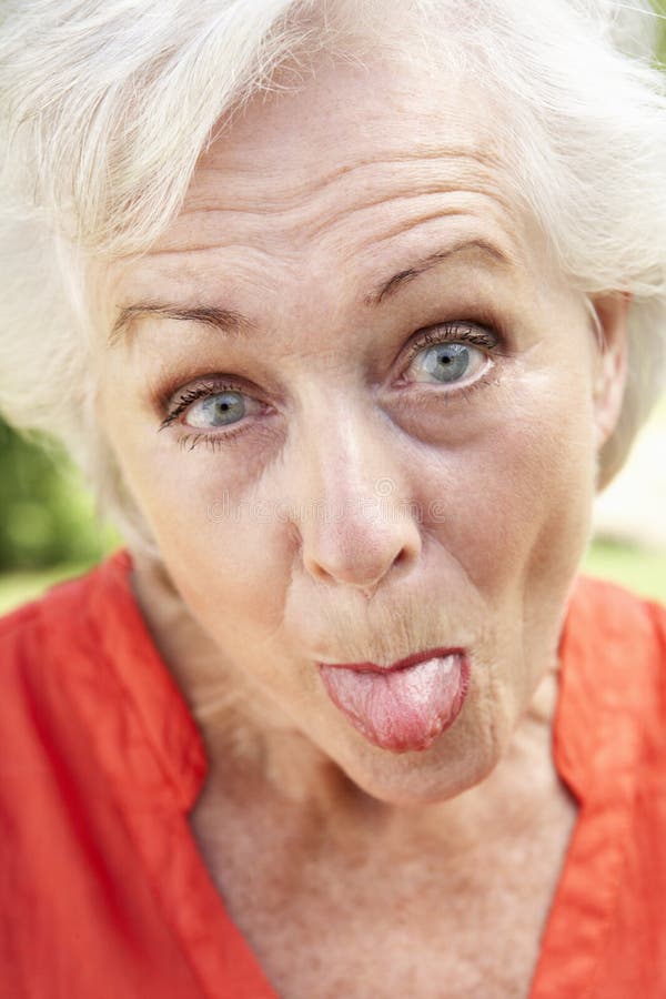 Старые женщины с открытым ртом. Бабушка с открытым ртом. Старушки с открытым ртом. Бабушке с кончиной