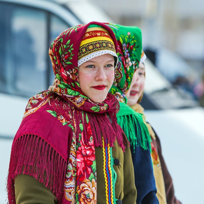 Платок на Масленицу. Цветные платки на Масленицу. Русский платок на Масленицу. Повязать платок на Масленицу.