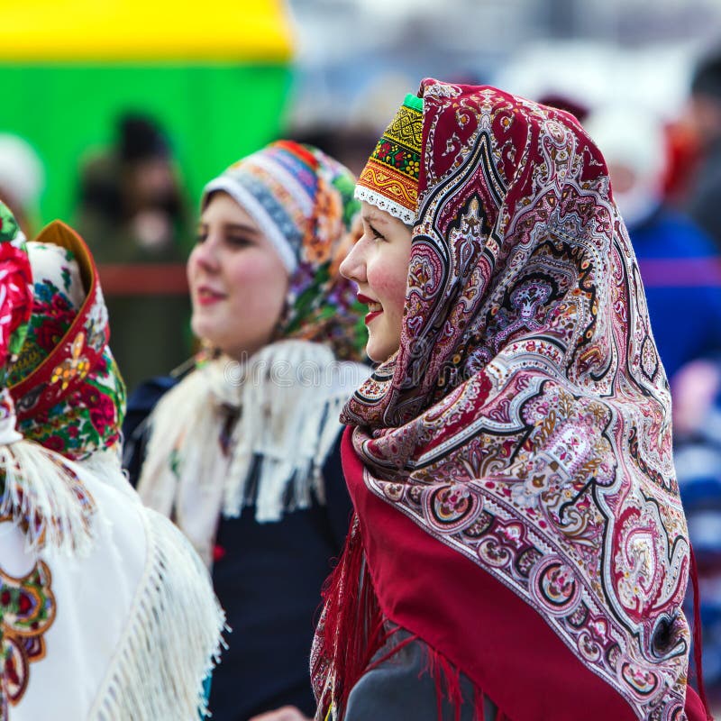 Платок на Масленицу. Русский платок на Масленицу. Цветастый платок на Масленицу. Цветные платки на Масленицу.