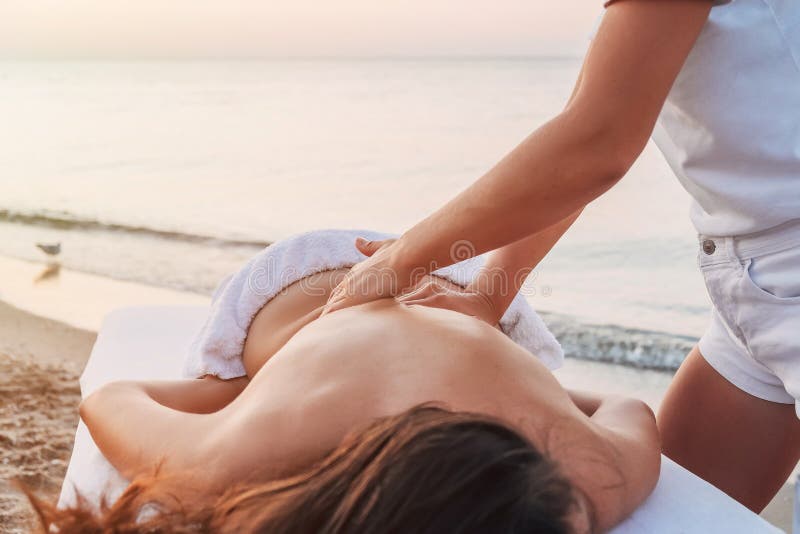 Beach massage. Массаж на пляже. Обои массаж девушке на берегу.