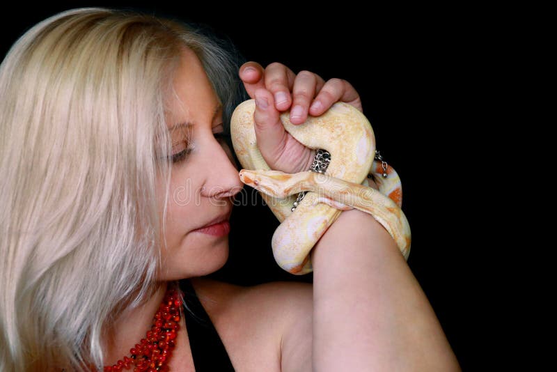 Держать змею в руках. Рука держит змею. Девушка со змеями альбиносами. Девушка держит змею в руках.