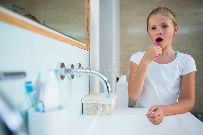 Чистить зубы в ванной. Девочка чистит зубы. Юные девочки чистят зубы. Девочка чистит зубы в ванной. Утром зубы чищу танцую