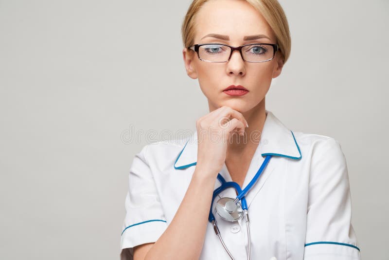 18 к врачей будут. Красивые врачи и медсестры. Прическа врача женщины. Доктор на сером фоне. Портрет на сером фоне в белом халате.