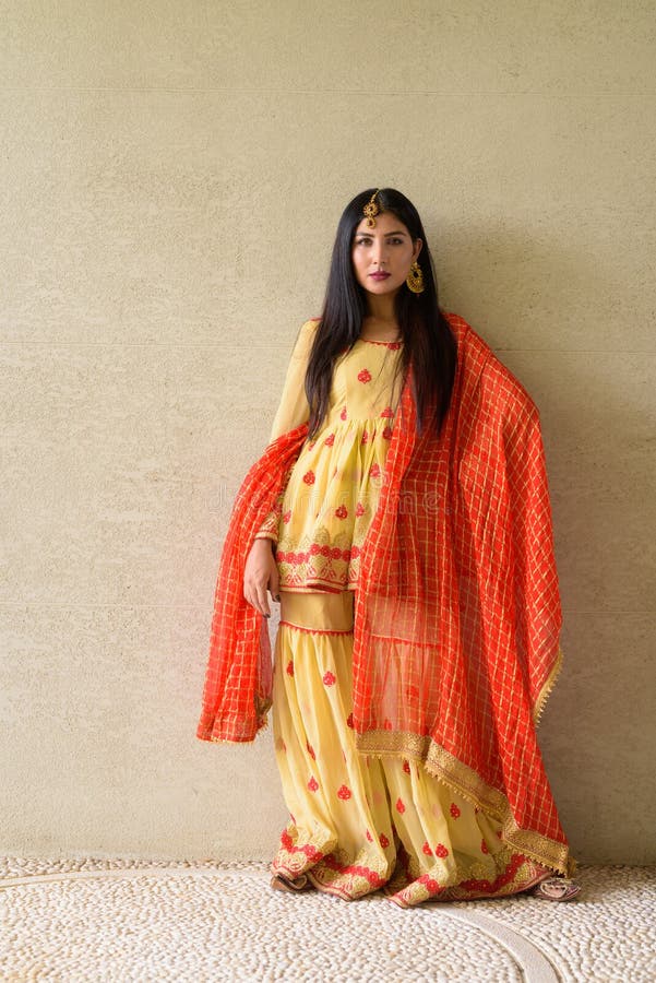 Портрет красивой молодой женщины, одетые в традиционную индийское платье  Стоковое Фото - изображение насчитывающей вполне, сари: 201215600