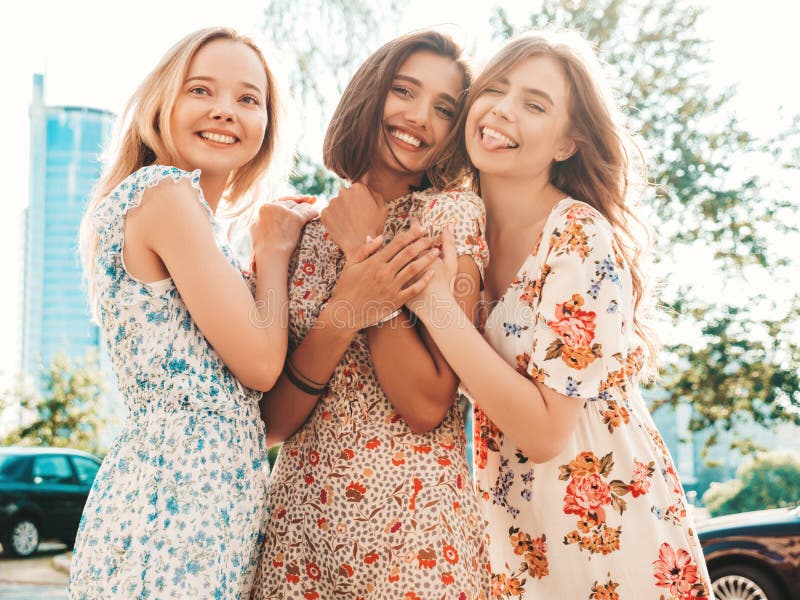 Lady friends. Подружки улыбаются. Две девушки улыбаются. Девочки подружки улыбаются. Компания девушек улыбаются.