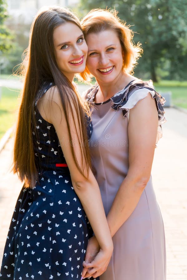 Мама дочку 18 русский. Фотосессия со взрослой дочерью. Фотосъемка с мамой и взрослой дочерью. Взрослая дочка с мамой красивые. Фотосессия с мамой взрослая дочь.