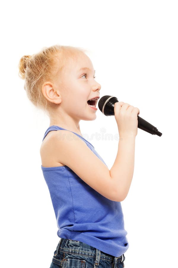 Какая сегодня петь. Девочка с микрофоном. Ребенок с микрофоном. Подросток с микрофоном. Маленькая девочка с микрофоном.