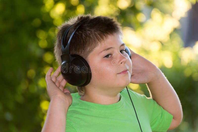 Слушать мальчики полностью. Ребенок в наушниках. Boy Listening to Music.