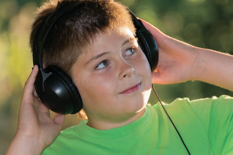 Слушать мальчики полностью. Ребенок в наушниках. Мальчик слушает музыку дома фото. Мальчик слушает музыку в наушниках в комнате. Мальчик слушает радиолу.