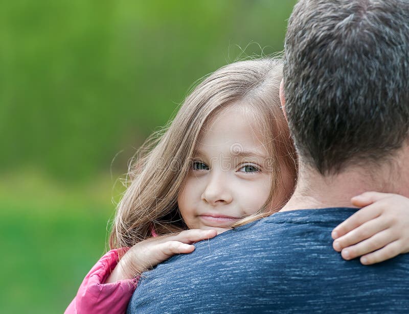 Отцы р дочери. Portrait of a father hugging his daughter.