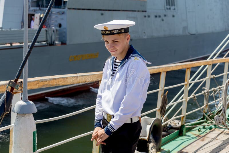 форма французских моряков. книга учащая морского плавания. описывая приключения молодого моряка автор. описывая приключения молодого моряка автор. моркнига плакат.