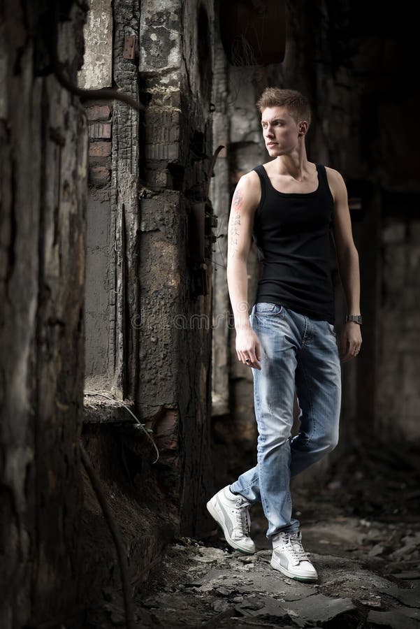 Видео парни с парнями в заброшке. Пацан стоит. Видео парни с парнями в заброшке. Фото на заброшке парень. Видео парни с парнями в заброшке.