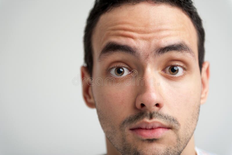 мужик с открытыми глазами. сильное удивление. мужик с открытыми глазами. очень удивленное лицо. открытые глаза.