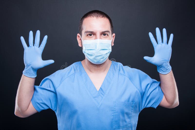 Человек в маске и перчатках. Доктор в перчатках и маске. Мужчина в медицинских перчатках. Человек в медицинской маске и в перчатках.