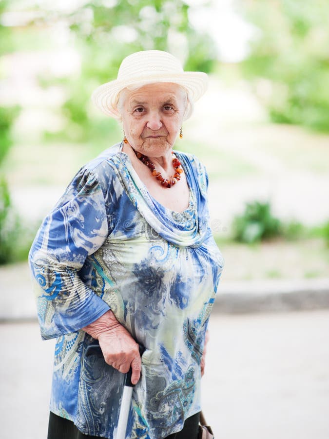 Старые бабушки 80 лет. Стоковая бабушка. Бабушка стоковые фото. Бабушка 87 лет картинка. Немецкая бабушка стоковые фотографии.