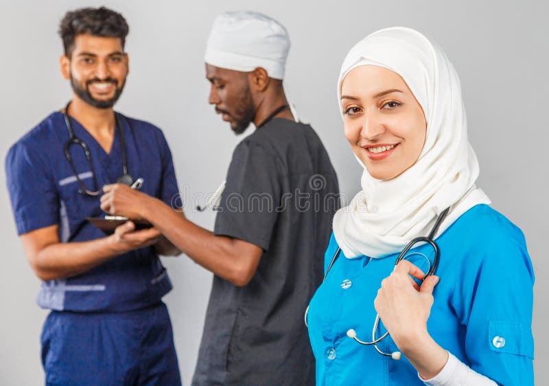 Врач мусульман. Медики мусульмане. Мусульманки медики. Врач в хиджабе. Картинки медиков хиджабе.