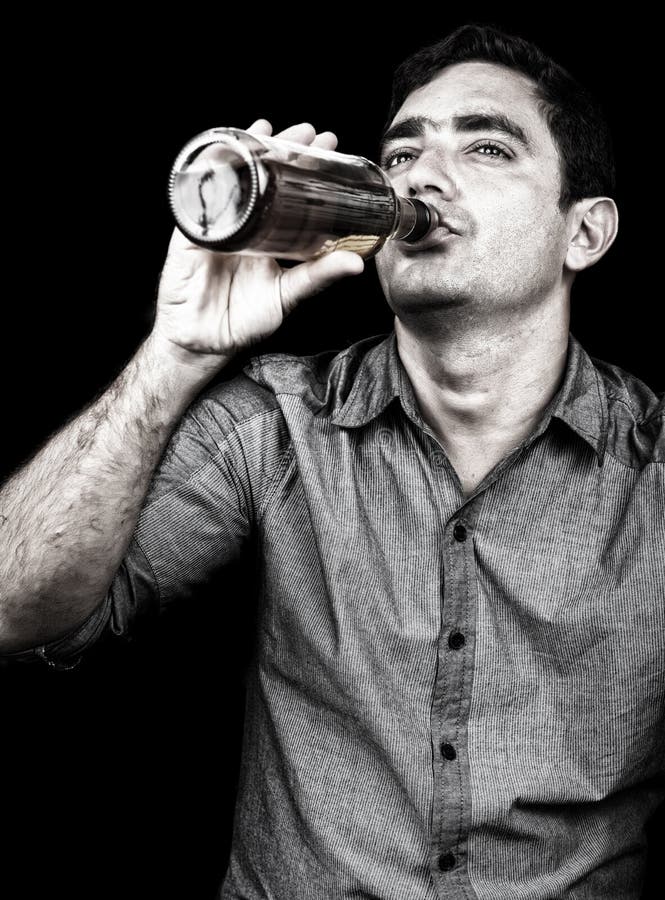 Звонко пей. Портреты пьяных. Мужчина пьет из бутылки алкоголь. Мужчина пьёт из бутылки реф.