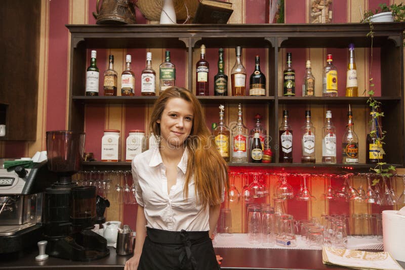 Портрет уверенно женского бармена на счетчике. 