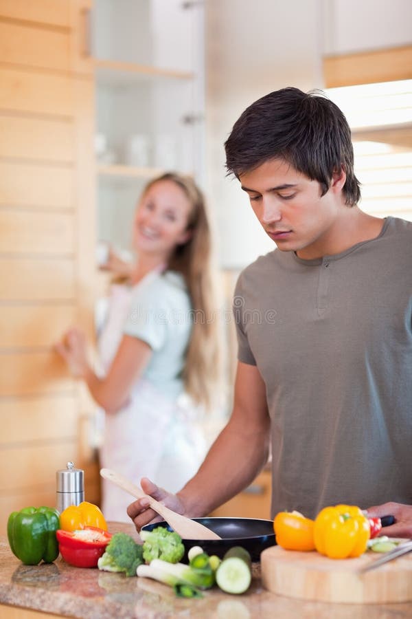 Пока жена готовит муж. Мужчина моющий посуд обнимаю. Муж и жена моют овощи. Фото мужчина помогает мыть посуду жене. Муж с сыном играют жена моет посуду.
