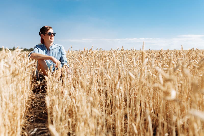 пшеничное поле человек. поле пшеницы и голубое небо. мужская фотосессия в поле пшеницы. мужчины в поле пшеницы за столом. поле рожь.