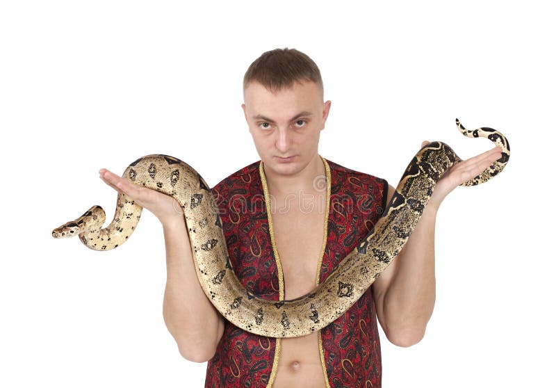 Держать змею в руках. Мужчина со змеей. Человек держит змею. Человек со змеями. Парень со змеей.