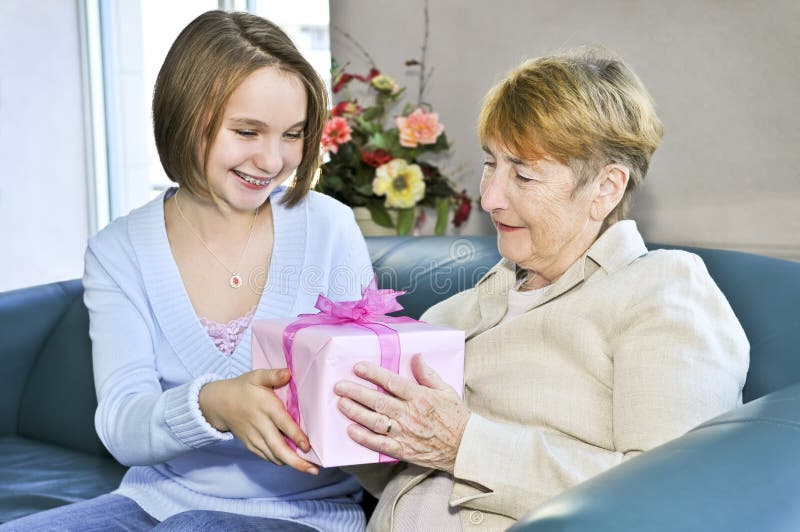 Картинка внучку навестила бабушка. Visit to grandmother. Grandma Gift from son. Навещать бабушку на английском