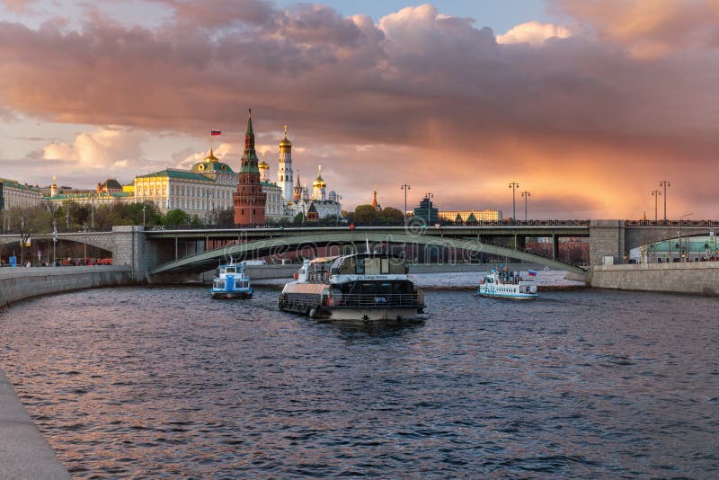 Река ока в москве. Рассвет над москвой рекой мусоргского. Ты и я у москвы реки автор. Кремль со стороны москвы реки. Кремль набережная москвы-реки.