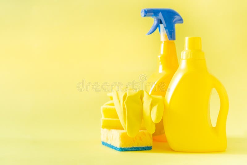 Желтые очистки. Чистящее средство в желтой бутылке. Флакон с губкой. Желтая бутылка для чистящего геля. Моющее средство в желтом флаконе на белом фоне.