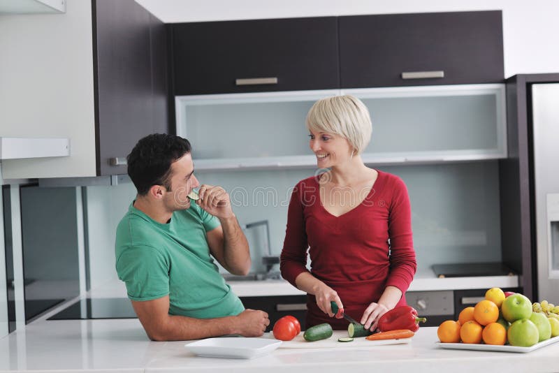 Сидим с мужем на кухне. Мужчина и женщина вместе на кухне. Пара обнимается на кухне. Несколько людей на кухне. Готовим вместе.