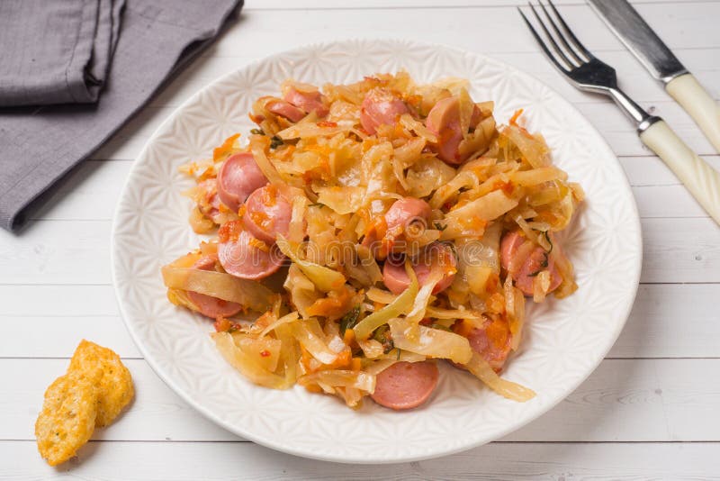 Тушёная капуста с сосисками