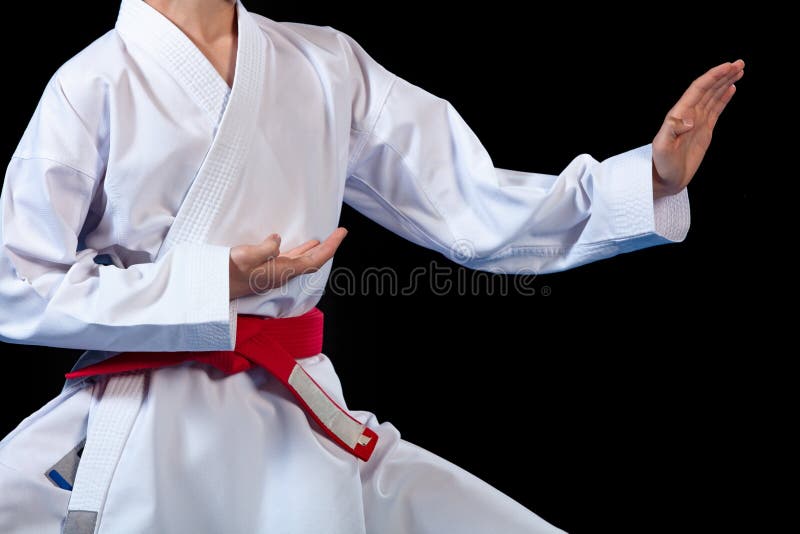Силуэт белый каратист с оранжевым поясом